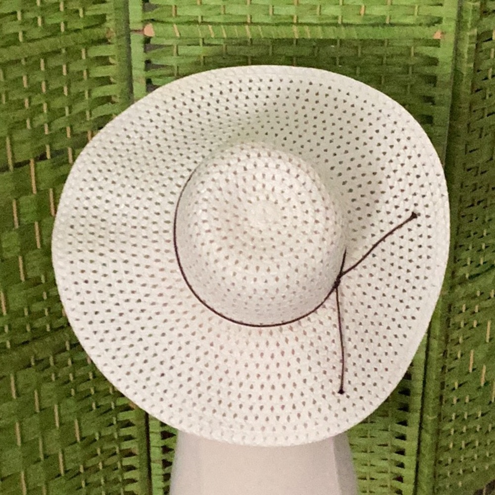 🌻NWOT Fun Floppy Hat Perfect Addition to Your Closet 🌻